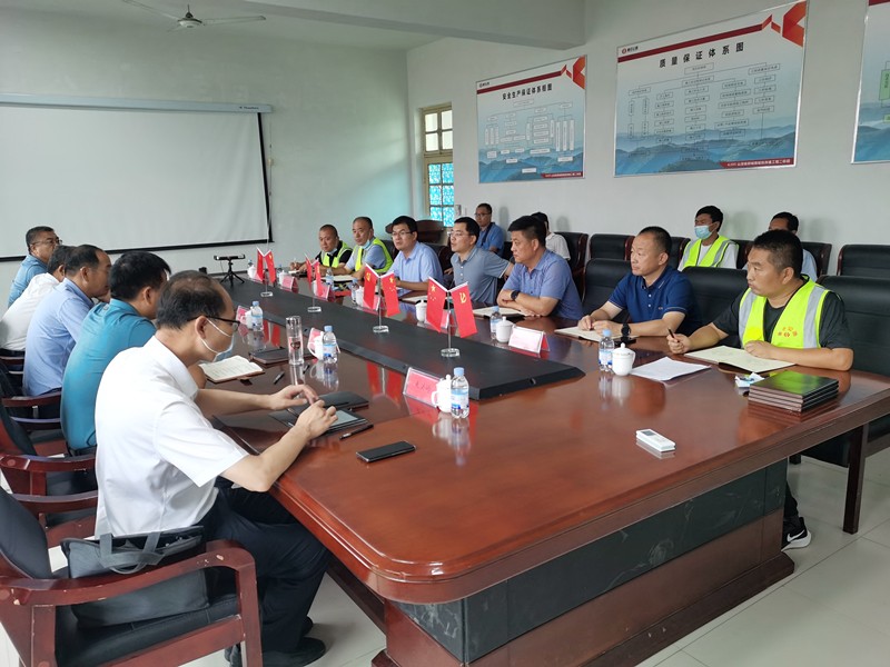 臨沂市公路事業(yè)發(fā)展中心、郯城縣政府、 縣公路事業(yè)發(fā)展中心到郯城G205項(xiàng)目進(jìn)行視察工作