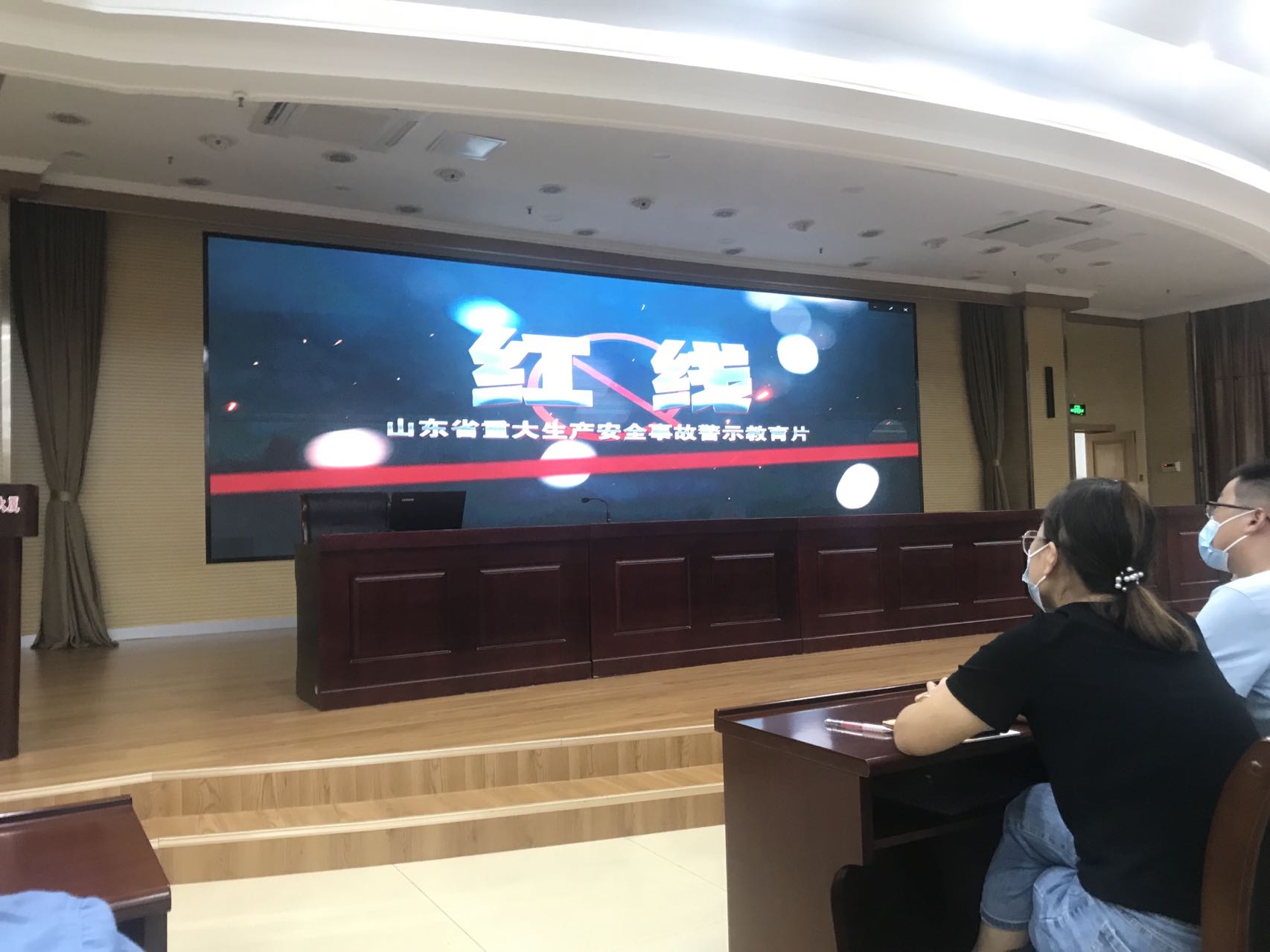 夯實“晨會”制度，堅守安全“紅線”——淄博高新區(qū)建設局組織學習《安全生產(chǎn)“晨會”制度規(guī)范專題片》和《紅線》安全教育警示片