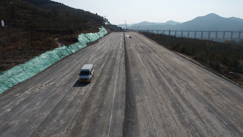 臨臨高速六標(biāo)首段路基路床交驗(yàn)完成