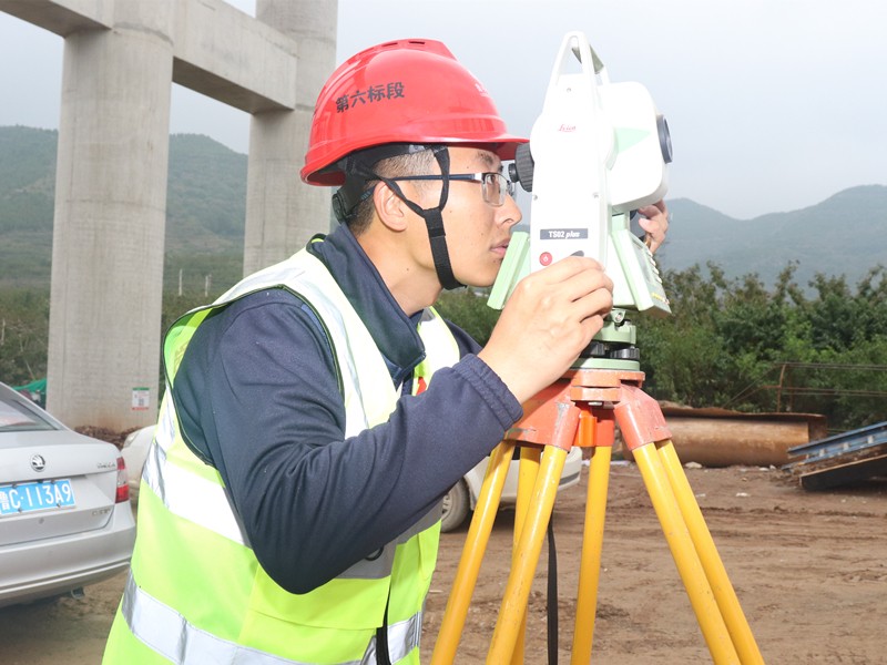 2、測量員孫垂斌正在瓦日鐵路公鐵立交處用全站儀進行坐標(biāo)放樣_副本