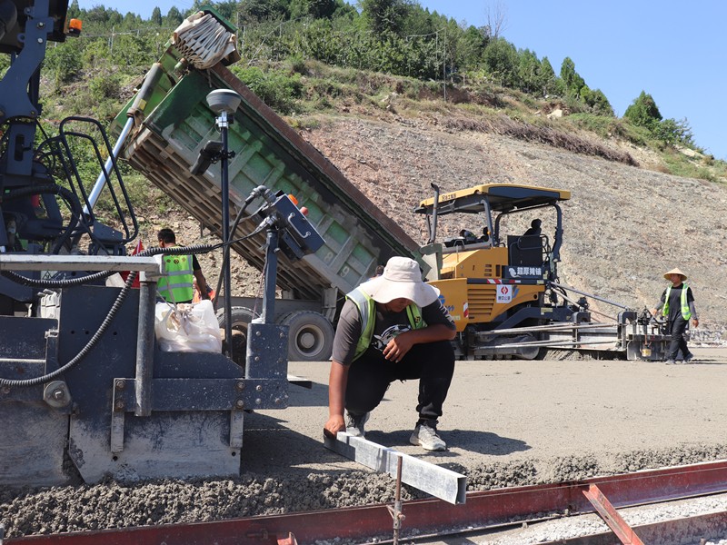 1、基層施工隊長劉偉琪量線高復(fù)核攤鋪質(zhì)量_副本