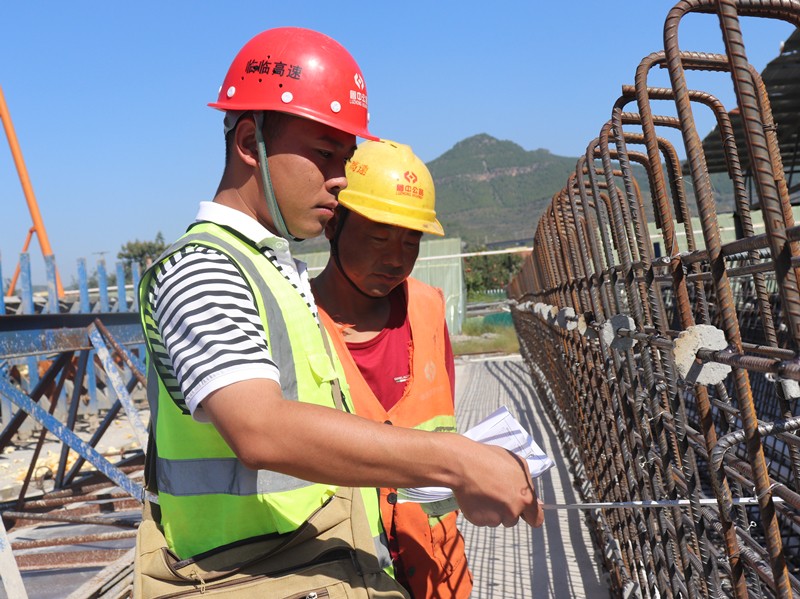 3、技術(shù)員孫鳳斌在中莊梁場與工人做技術(shù)檢查、交底_副本