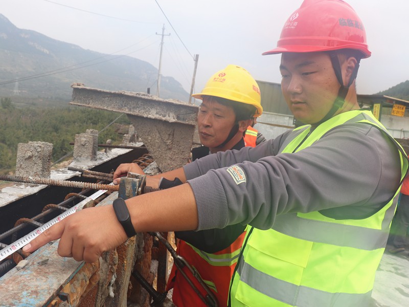 4、施工員程化強在瓦日鐵路公鐵立橋檢測護欄鋼筋間距、模板安裝_副本