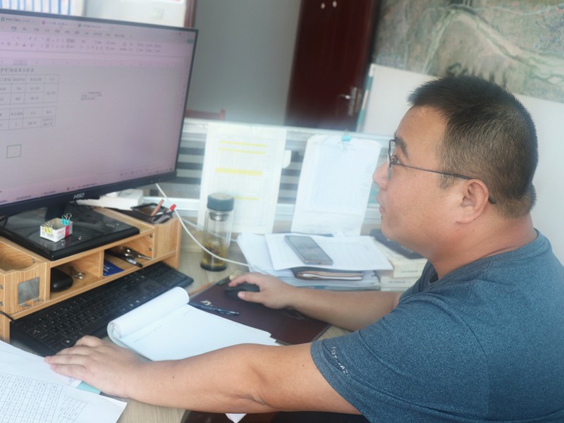 2、成控中心主任劉學(xué)軍正在起草分包合同_副本