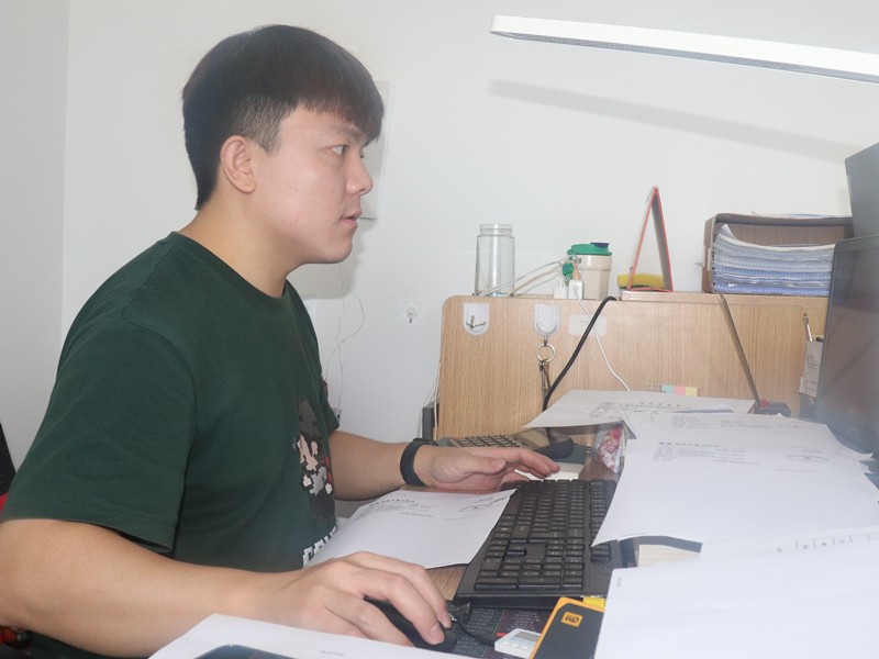 4、財務(wù)部劉鎧銘正在為供應(yīng)商付款_副本